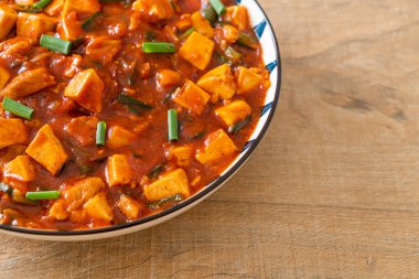 Mapo Tofu - Geleneksel Sichuan yemeği ipek tofu ve kıyma, acı biber yağı ve Sichuan biberleri ile doldurulmuş mala tadında - Asya yemek tarzı