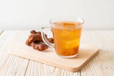 Lezzetli tatlı içecek demirhindi suyu ve buz küpü - sağlıklı içecek tarzı