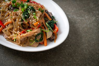 Japchae ya da karışık Kore vermicelli erişte sebzeli ve üzerine beyaz susamlı domuz eti - Kore geleneksel yemek tarzı