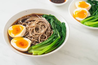 Yumurta ve sebzeli ramen eriştesi. Vejetaryen ya da vejetaryen yemek tarzı.