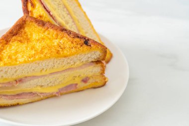 Beyaz tabakta ev yapımı jambonlu peynir.