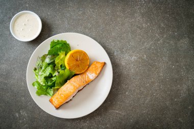 Limonlu ve sebzeli ev yapımı somon bifteği. Sağlıklı yemek tarzı.