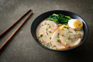 Domuz etli ve yumurtalı erişte çorbası ya da Tonkotsu eriştesi Japon yemeği tarzı.
