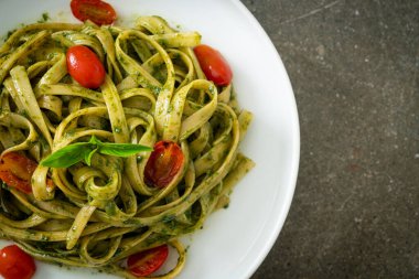 pesto soslu ve domatesli makarna vejetaryen ve vejetaryen yemek tarzı.