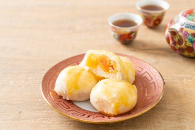 Çin pastası ay pastası ve tuzlu yumurta fıstığı ya da fındıklı börek ve tuzlu yumurta Asya yemeği.