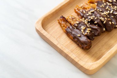 Güneş ışığı kurumuş muz çikolata kaplama veya muz soslu çikolata