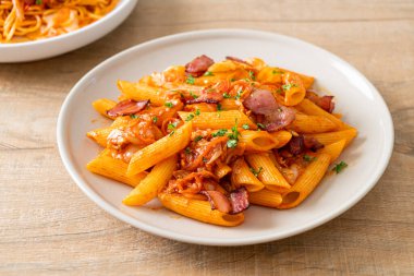 Kızarmış makarna, kimchi ve pastırma. Füzyon yiyecekler.