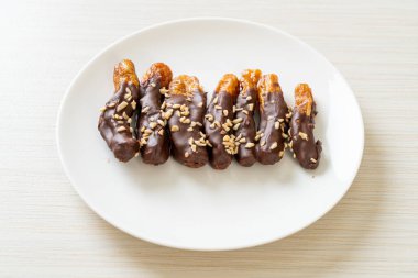 Güneş ışığı kurumuş muz çikolata kaplama veya muz soslu çikolata