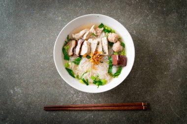 Vietnam Pirinç Erişte Çorbası ve Vietnam Sosisi sebze ve çıtır soğan sundu. Asya usulü.