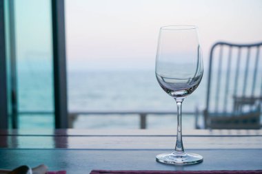 Deniz zeminli boş şarap kadehi