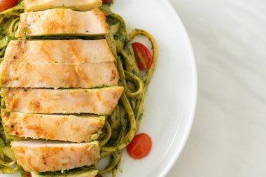 Pesto soslu makarna ve ızgara tavuklu ev yapımı fettuccine spagetti.