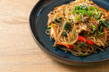 Japchae ya da karışık Kore vermicelli erişte sebzeli ve üzerine beyaz susamlı domuz eti - Kore geleneksel yemek tarzı