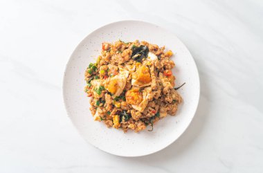 Ev yapımı kızarmış kıymalı domuz eti ve tuzlu yumurta.