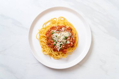 Spagetti bolonez domuz eti ya da kıymalı domates soslu spagetti İtalyan yemeği tarzı.