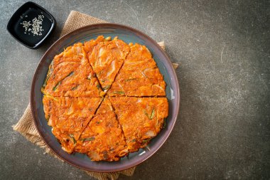 Kore kimçili krep ya da Kimçijeon - Kızarmış yumurta, kimçi ve un - Kore yemeği tarzı