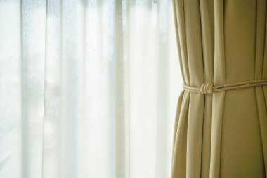 Pencere ve güneş ışığıyla güzel bir perde