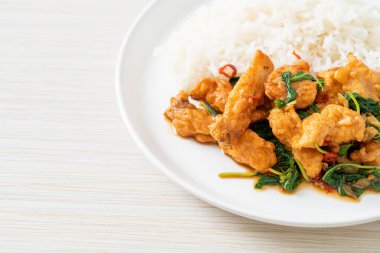 Tayland usulü fesleğenli ve biberli kızarmış balık.