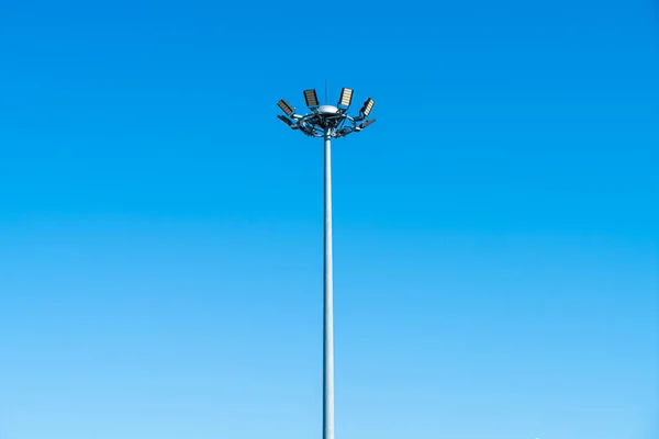 Spotlight Pole Med Blå Himmel Kopieringsrom – stockfoto