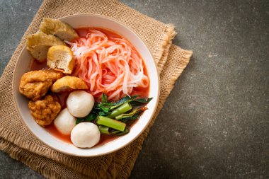 Balık köfteli küçük pirinç erişteleri ve pembe çorbada karides topları, Yen Ta Four veya Yen Ta Fo - Asya yemeği tarzı