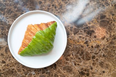 Taze kibrit yeşil çay kruvasan beyaz tabakta