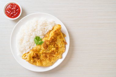 Pirinç ve ketçaplı omlet veya omlet.