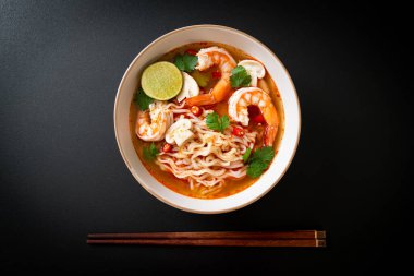 Karidesli baharatlı erişte çorbası (Tom Yum Kung) - Asya yemeği tarzı