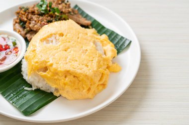 Kızarmış domuz eti ve baharatlı soslu yumurta, Asya usulü.