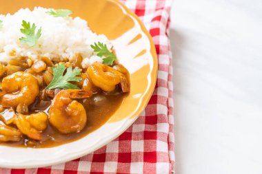 Köri soslu karides ve pilav.