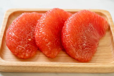Taze kırmızı pomelo meyvesi ya da tabakta greyfurt