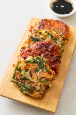 Pajeon veya Kore gözlemesi ve Kore kimçi krepi veya Kimchijeon - Kore geleneksel yemek tarzı