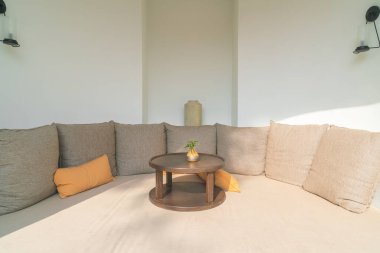 Bahçe kanepesinde rahat yastıklar.