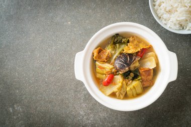 haşlanmış lahana turşusu ve acı kabak çorbası - Asya ve vegan ve vejetaryen yemek tarzı