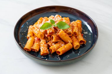 Domates soslu ve peynirli Rigatoni makarnası - geleneksel İtalyan makarnası