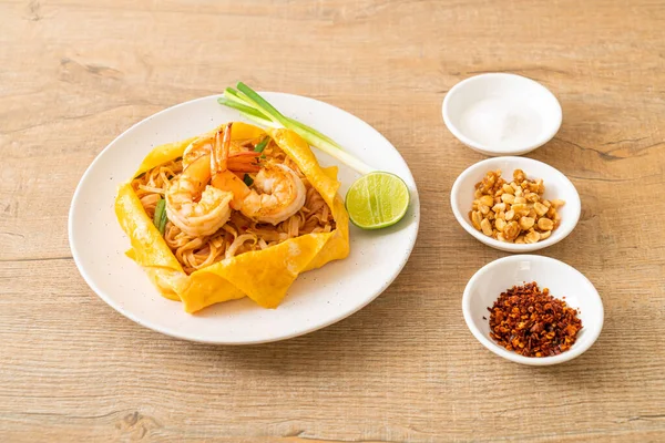 stock image Thai stir fried noodles with shrimps and egg wrap (Pad Thai) - Thai food style