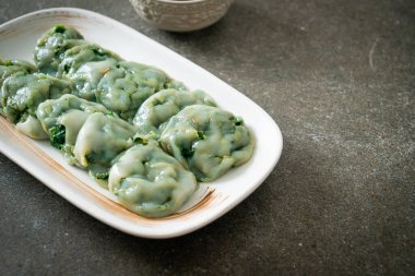 Soslu buğulanmış frenk soğanı. Asya usulü.