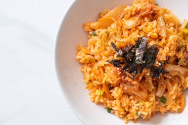 Kore usulü deniz yosunu ve beyaz susamlı kimchi pilavı.