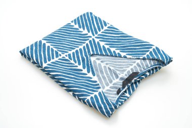 Beyaz arkaplanda beyaz şeritli mavi tişört