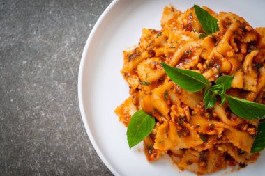 Fesleğenli farfalle makarna ve domates soslu sarımsak - İtalyan sosu