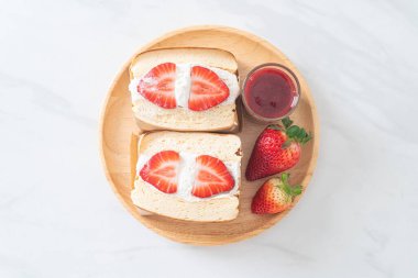 gözlemeli sandviç, çilekli taze krema, ahşap tabakta.