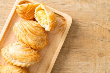 Körili puf böreği. Tahta tabakta doldurulmuş fasulye.