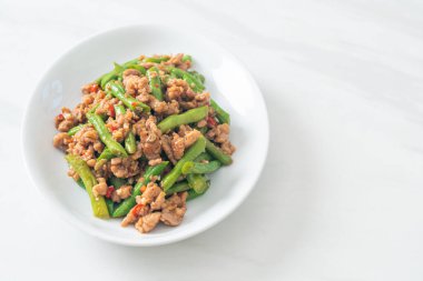 Kızarmış Fransız fasulyesi ya da kıymalı yeşil fasulye. Asya usulü.