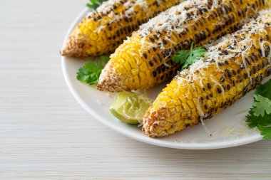 Barbekü ve ızgara mısır, peynirli ve limonlu