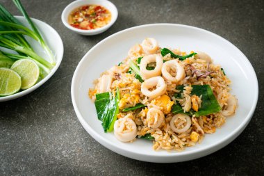 Kalamar ya da ahtapotlu pilav. Kalamar, yumurta ve lahana ile kızartılmış pilav.