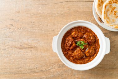 Hint usulü tavuk tikka masala baharatlı körili et yemeği roti veya naan ekmeği.