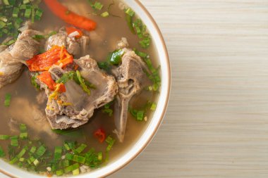 Baharatlı Doğranmış Domuz Kemiği Çorbası veya Baharatlı Leng Çorbası - Asya usulü