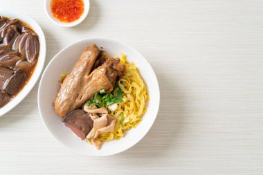 Yumurtalı erişte, kurutulmuş ördekle servis edilir. Asya usulü.