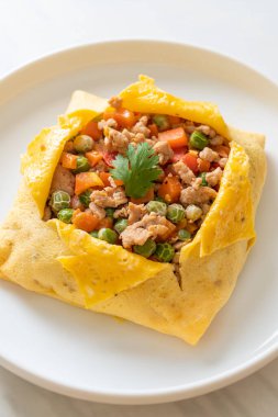 Yumurtalı dürüm ya da domuz kıymalı doldurulmuş yumurta, havuç, domates ve bezelye