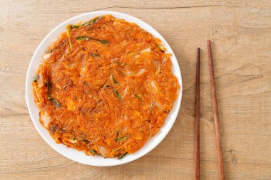 Kore kimçili krep ya da Kimçijeon - Kızarmış yumurta, kimçi ve un - Kore yemeği tarzı