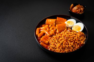 Kore usulü hazır erişte, pirinç keki, balık köftesi ve haşlanmış yumurta, Rabokki, Kore usulü.