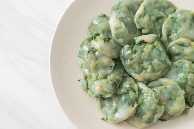 Soslu buğulanmış frenk soğanı. Asya usulü.